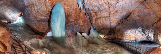 Eishöhle - großer Eisberg auf Edelstahl