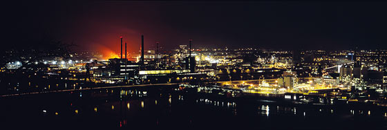 Stahlstadt bei Nacht auf Alu